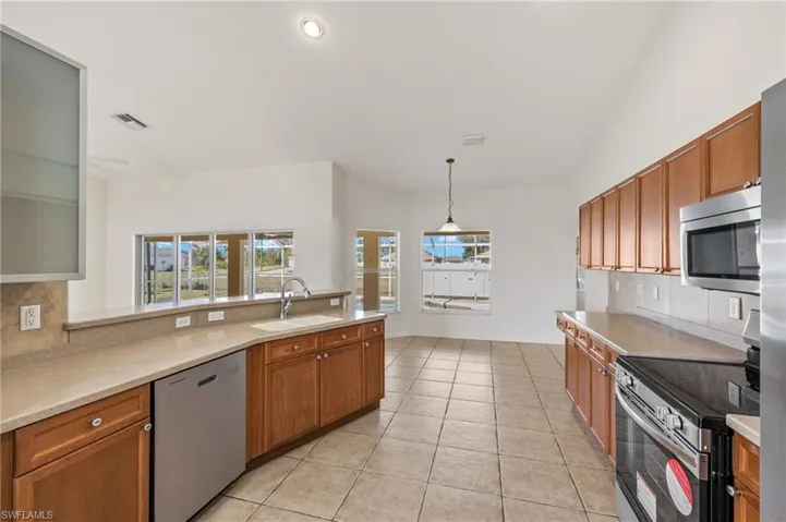 27 NW 28th  ST, Cape Coral, FL 33993