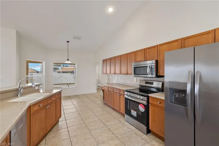 27 NW 28th  ST, Cape Coral, FL 33993