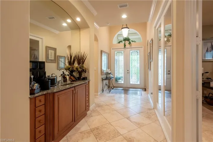 Entry / Wet Bar