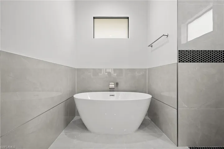 Soaking tub