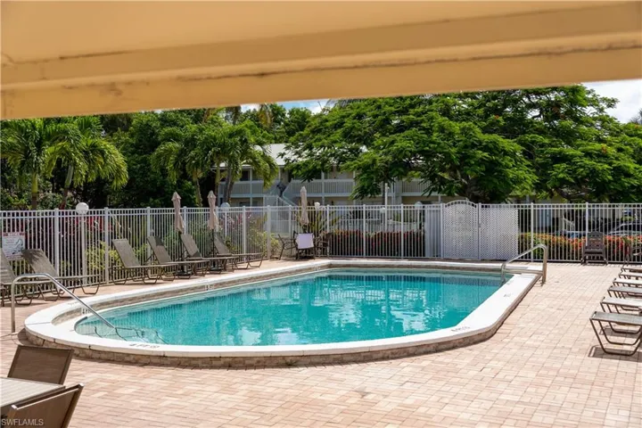 4627  Bayshore  DR, Naples, FL 34112