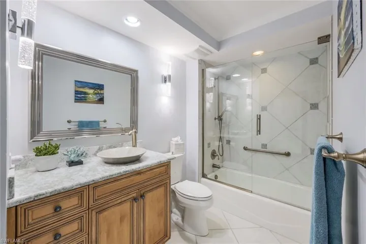 6585  Nicholas  BLVD, Naples, FL 34108