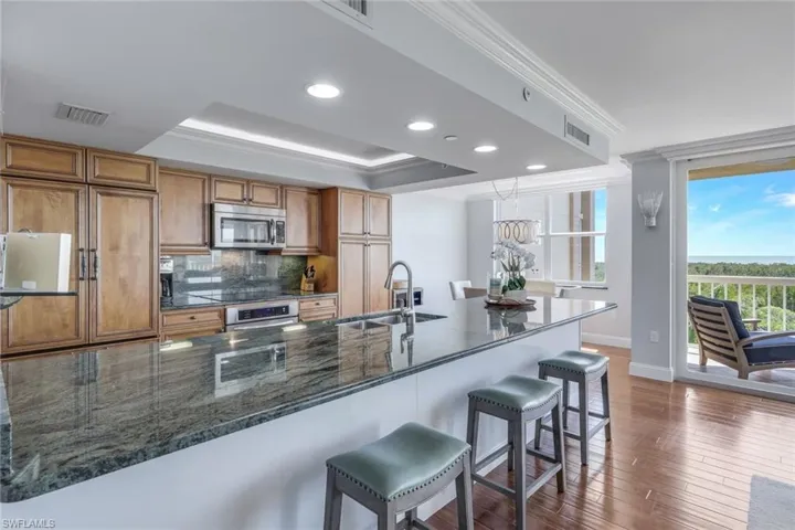 6585  Nicholas  BLVD, Naples, FL 34108