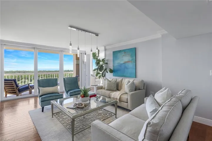 6585  Nicholas  BLVD, Naples, FL 34108