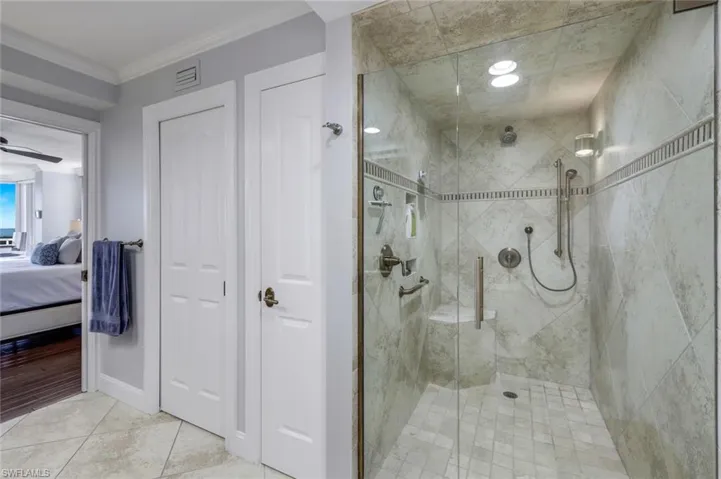 6585  Nicholas  BLVD, Naples, FL 34108