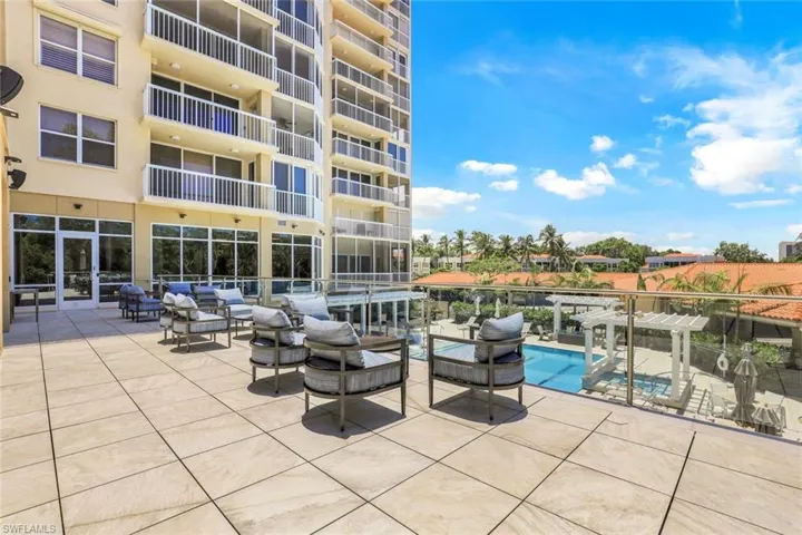 6585  Nicholas  BLVD, Naples, FL 34108