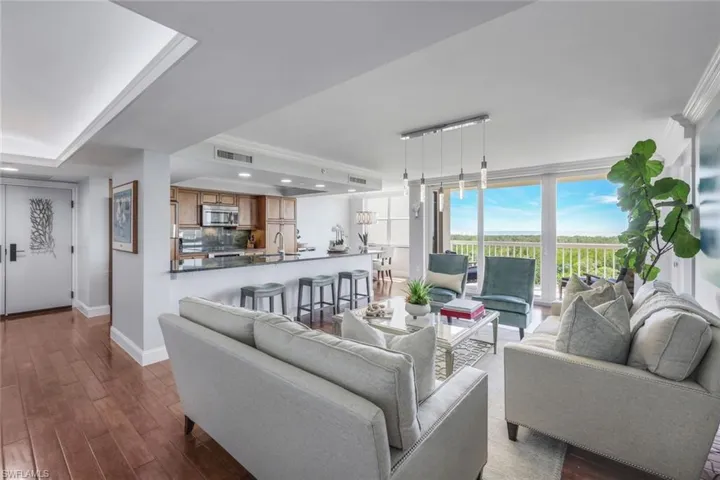 6585  Nicholas  BLVD, Naples, FL 34108