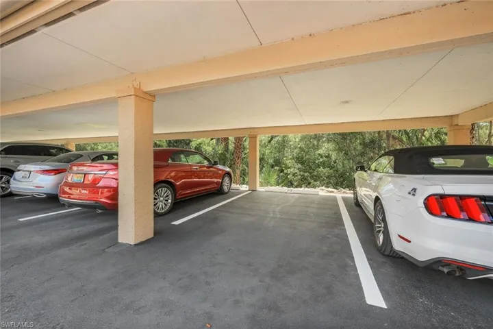 6585  Nicholas  BLVD, Naples, FL 34108