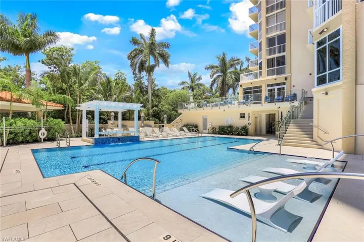 6585  Nicholas  BLVD, Naples, FL 34108