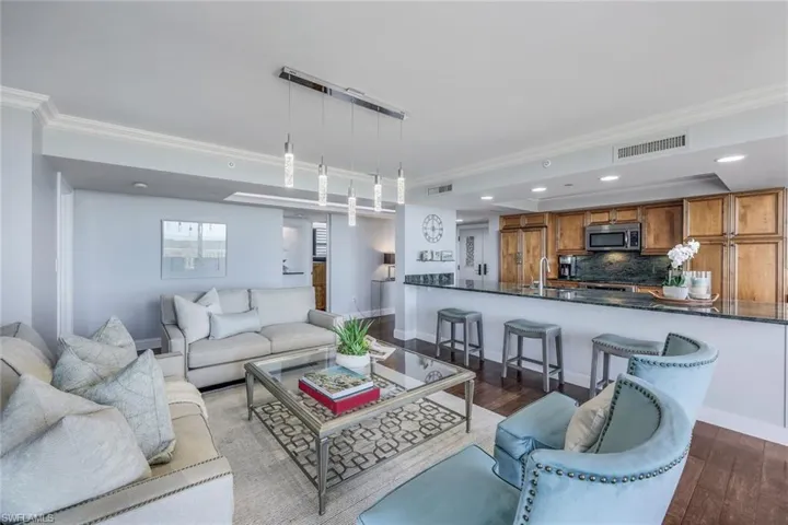 6585  Nicholas  BLVD, Naples, FL 34108
