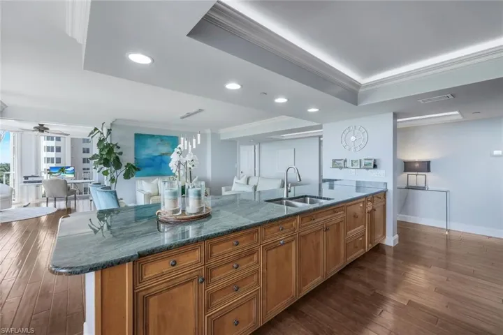6585  Nicholas  BLVD, Naples, FL 34108