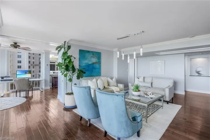 6585  Nicholas  BLVD, Naples, FL 34108