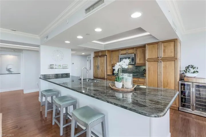 6585  Nicholas  BLVD, Naples, FL 34108