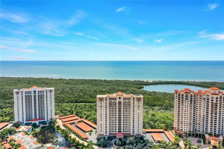 6585  Nicholas  BLVD, Naples, FL 34108