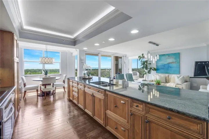 6585  Nicholas  BLVD, Naples, FL 34108