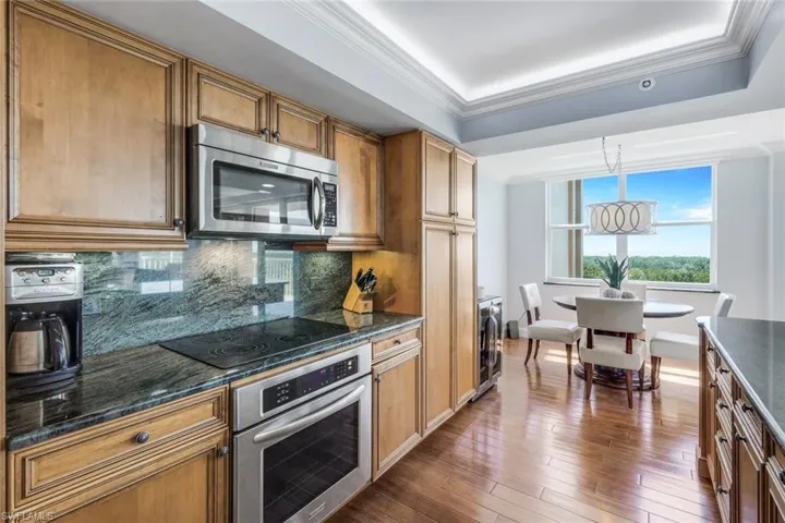 6585  Nicholas  BLVD, Naples, FL 34108