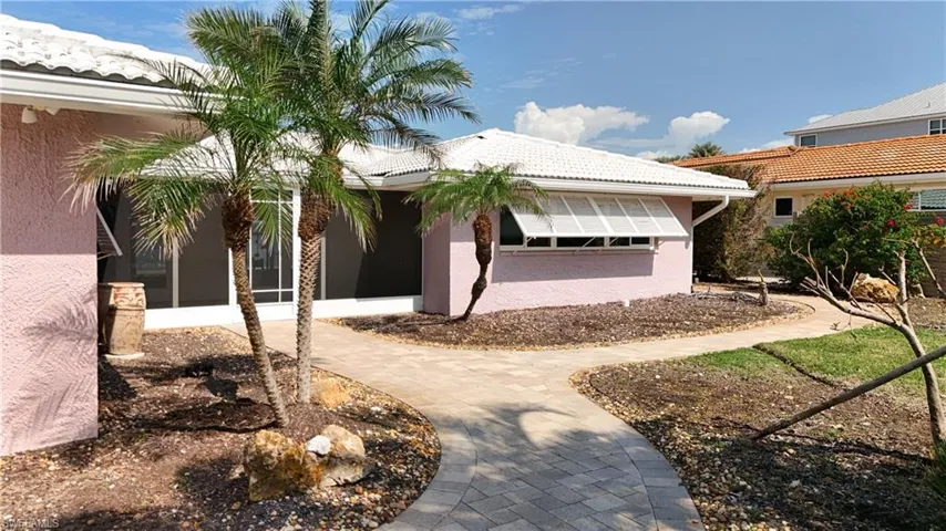 Screened front lanai and front entrance