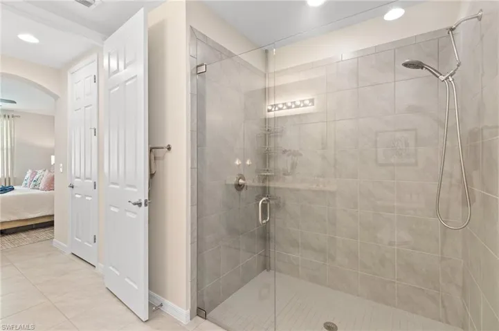 14888  Edgewater  CIR, Naples, FL 34114