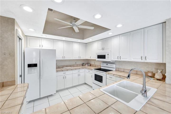 1726  Hummingbird  CT, MARCO ISLAND, FL 34145
