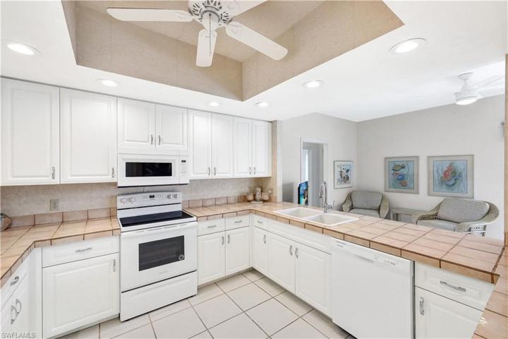 1726  Hummingbird  CT, MARCO ISLAND, FL 34145