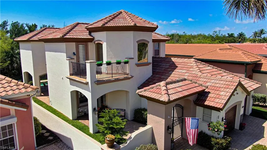 Features include sunny balcony, a tile roof and shaded courtyard!