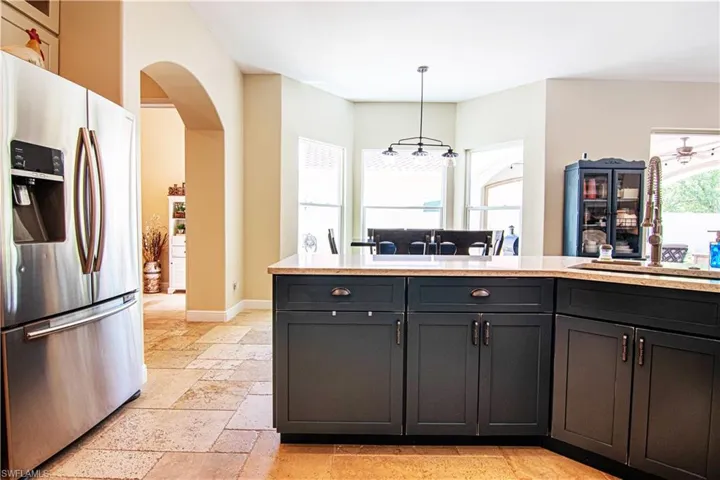 The cook will enjoy cooking and entertaining guests in this bright and functional kitchen!