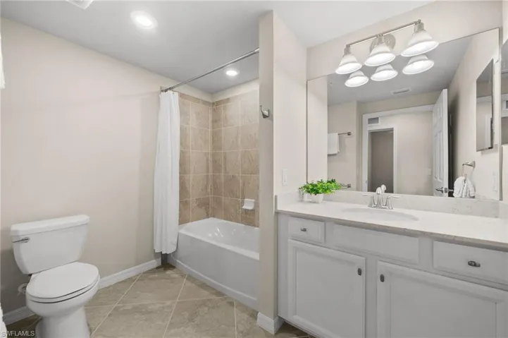 Guest / Main Bathroom