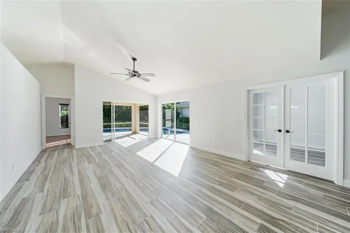 118  Fountain  CIR, Naples, FL 34119