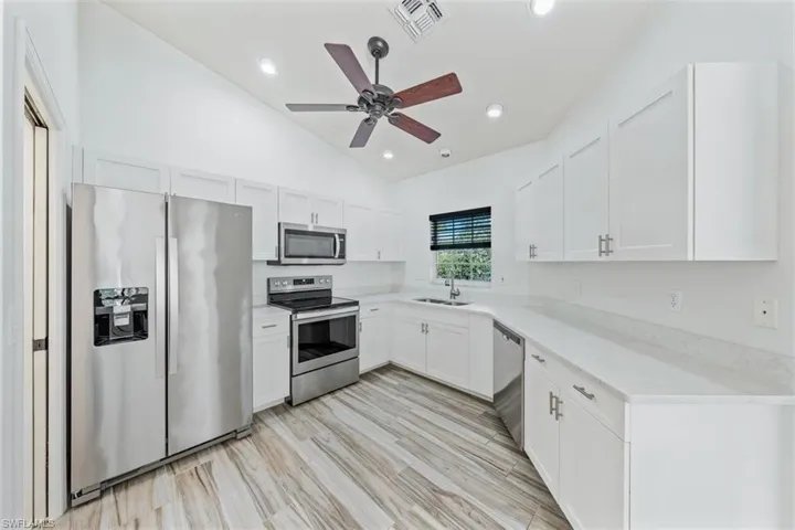 118  Fountain  CIR, Naples, FL 34119