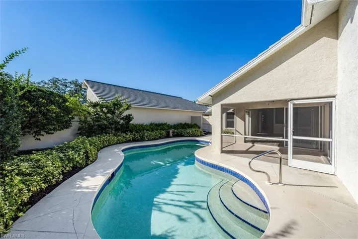 118  Fountain  CIR, Naples, FL 34119