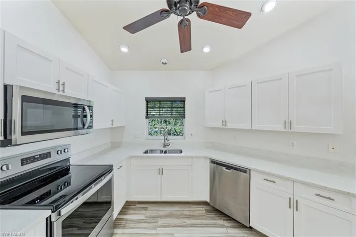 118  Fountain  CIR, Naples, FL 34119