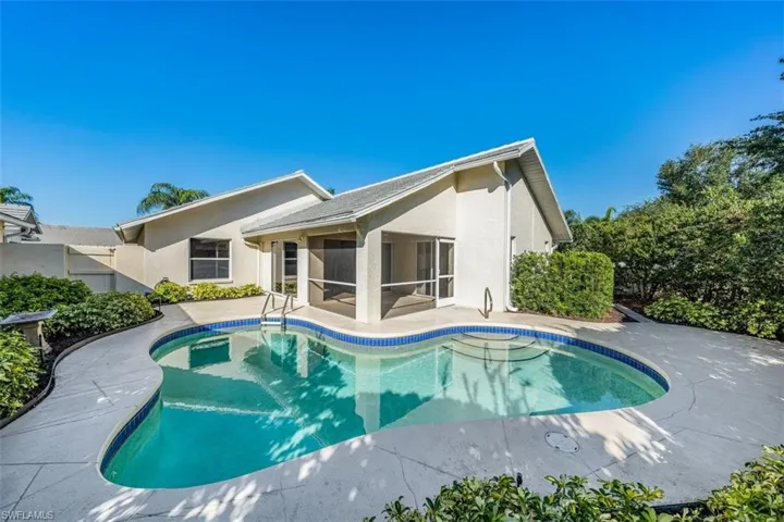 118  Fountain  CIR, Naples, FL 34119