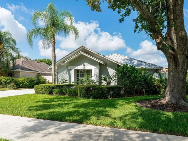 View of front facade with a front yard