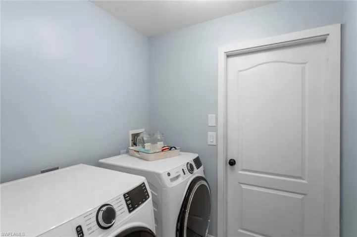 Washroom with independent washer and dryer