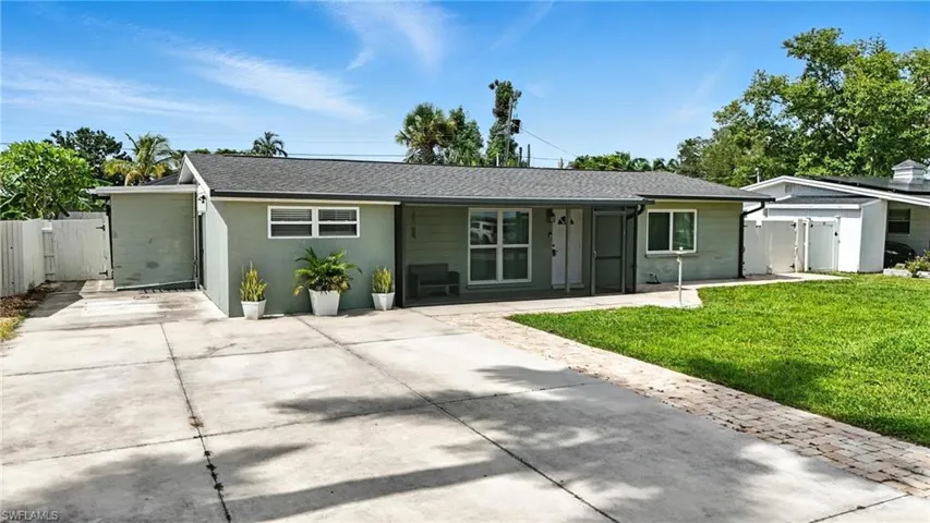 Ranch-style home with driveway, stucco siding, a gate, and roof with shingles
