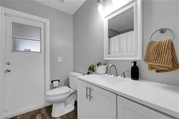 Guest bathroom with access to the lanai