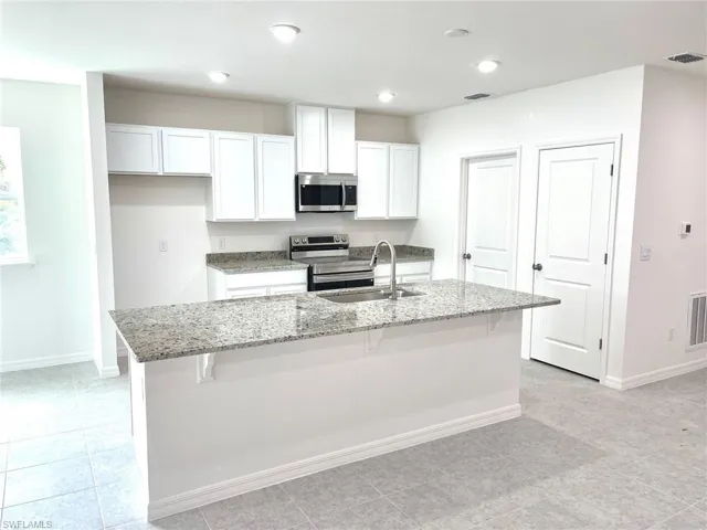 Gorgeous Kitchen- Granite countertops & stainless appliances