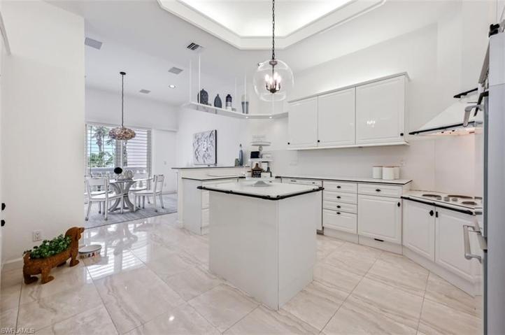 The "original" white lacquer kitchen is timeless!