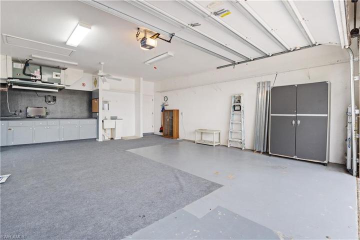 27ft x 30ft Huge Garage/ Man Cave with Cable tv and Refridge hook-up