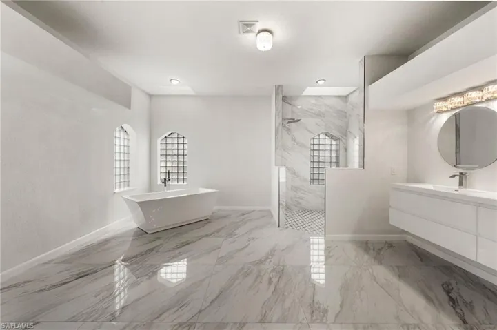 Master BR en suite bath, stand up shower & tub
