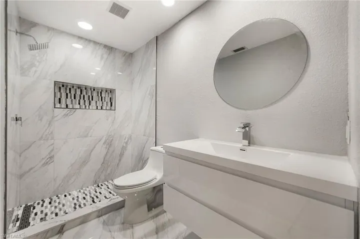 second floor en suite bathroom