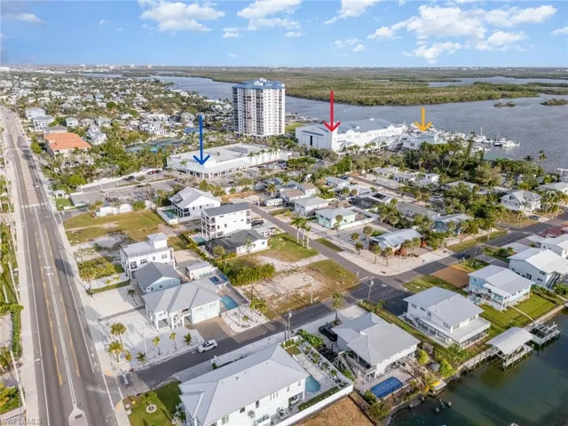 Publix (blue arrow), Marina (red arrow), 2 Restaurants (yellow)