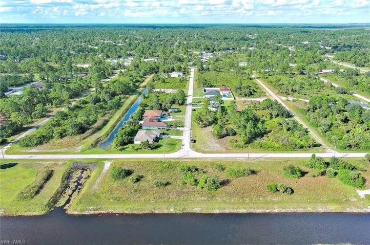 Aerial view of property's location featuring a large body of water
