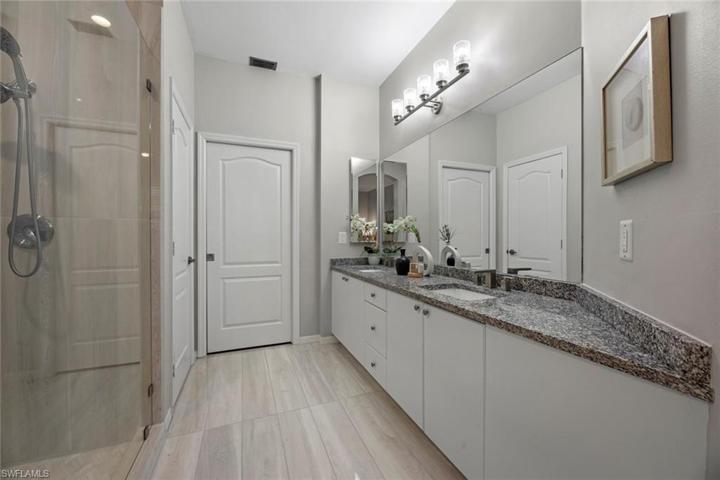 Master bath - dual sinks, large counter space