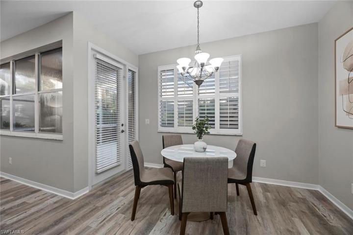 Dining area w/lanai access