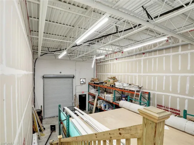 Warehouse with 24' ceilings