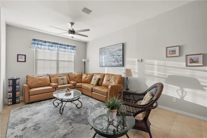 Family room with 9.5' ceiling, TV