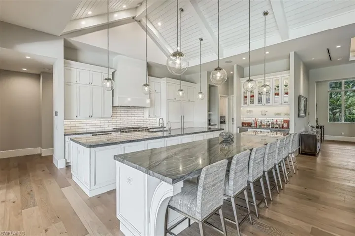 4651  Crayton  RD, Naples, FL 34103