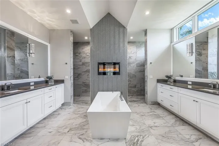 4651  Crayton  RD, Naples, FL 34103