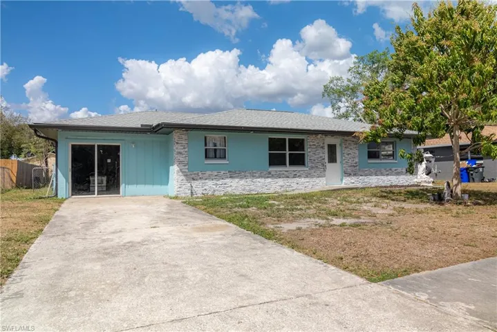 Single story home featuring roof with shingles and driveway